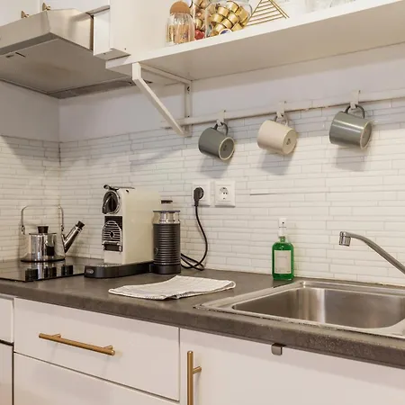 5-bed Stylish Maisonette *