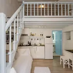 5-bed Stylish Maisonette *