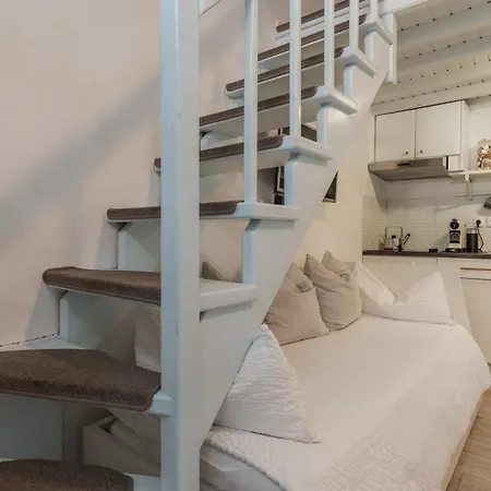 5-bed Stylish Maisonette Apartment