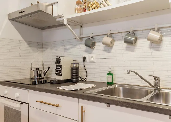 5-bed Stylish Maisonette *