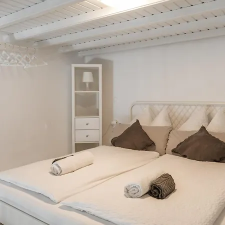 5-bed Stylish Maisonette *